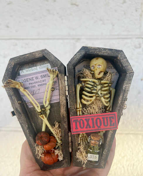 Toxique Wicked Skeleton in Coffin Halloween Decor